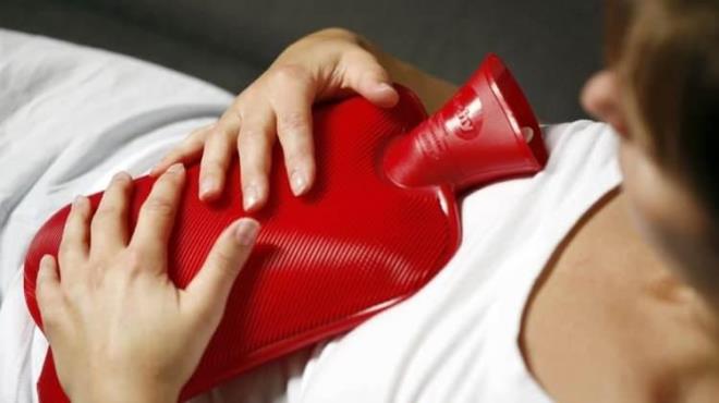 SICAK SU TORBASI NE KADAR DOLDURULMALI?    Vcudunuzun yen ya da aryan blgesine koyacanz scak su torbalarn gvenlik nedeniyle ll tam kararnda doldurmak gerekiyor. Uzmanlar fazla doldurulan scak su torbalarnn tehlike satn ve ok dikkat edilmesi gerektiinin altn iziyor.