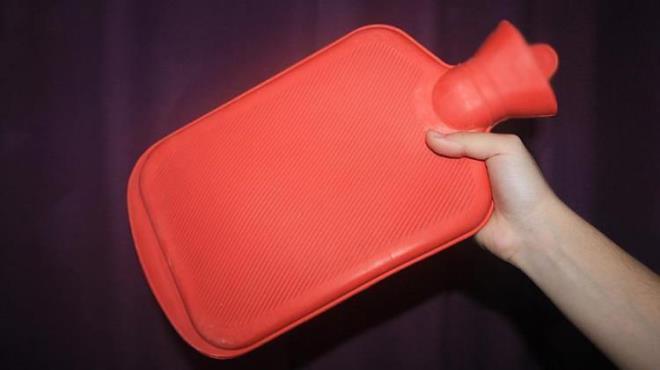 Vcudunuzun bir blgesine uyguladnz zaman asla 20 dakikadan fazla ayn yerde tutumayn.     Sakn evde 36 aydan kk bebeklere veya banda durmadan ocuklara scak su torbas vermeyin. Ciddi problemere neden olabilir.