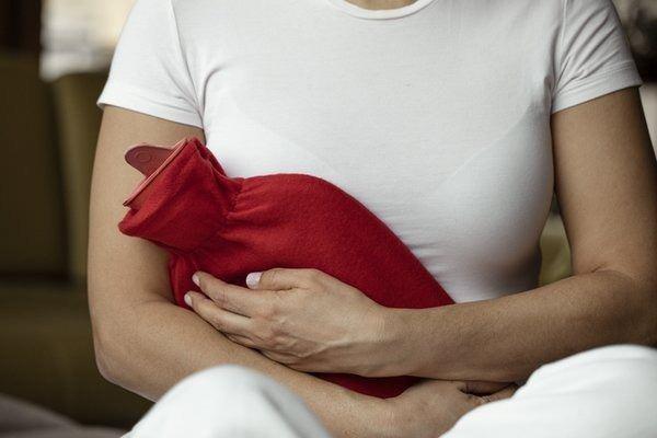 SICAK SU TORBASI NEREDE SAKLANMALI?    Kullanmadnz scak su torbalarnn iindeki suyu mutlaka boatp yle saklamanz gerekiyor. Ayrca tpasn karp gne grmeyen bir yerde saklamanz tavsiye edilmektedir. Dolap veya ekmece gibi alanlarda saklayabilirsiniz.