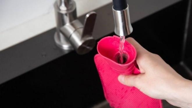 SICAK SU TORBASI KULLANIRKEN YAPILMASI VE YAPILMAMASI GEREKENLER    lk olarak scak su torbasnn delik olma olaslna kar mutlaka her tarafn kontrol edin. Kapak ksmnn gzelce kapanp kapanmadndan emin olun.