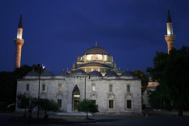 BEYAZIT CAM    Maddi durumu elverisiz ve borlu olan kiilerin Beyazt Camisinde bulunmalar neriliyor.