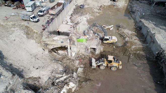 KUSURLARINI KABUL ETMEDLER<br>    Yap denetim irketinin yetkilisi tutuklu Mehmet Haim Eraslan ise uygulama denetiliini yapp yapmadn hatrlamadn ileri srd.    Tutuklu sanklardan Blent Sekolu da Rnesans Rezidans?n denetimini gerekletiren yap denetim irketinin mdr ve irket ortaklarndan olduunu kaydederek, ?Rezidansn herhangi bir ksmnda denetim grevi almadm. Hatta rezidansn yerini dahi gsteremem.? dedi.    Tutuklu nder Artun ile tutuksuz 3 sank da kusurlarnn bulunmadn savundu.  <br>  KIRMIZI BLTEN IKARILDI<br>  Mteahhit Mehmet Yaar Cokun?un kardei, rezidansn statik proje sorumlusu, antiye efi ve irket orta olan firari Hseyin Yaln Cokun?un Karada?da olduu saptannca hakknda krmz blten ile yakalama karar kartlmt.