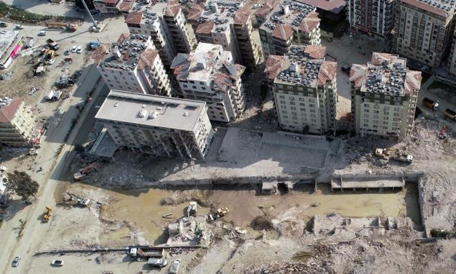 Rezidansn 2 bodrum, zemin ve 12 normal kat olmak zere 15 katl olduu belirtilen iddianamede, ?Deprem sonucunda Rnesans Rezidans?n ykld, 269 kiinin hayatn kaybettii ve 13 kiinin de yaraland tespit edilmitir.? denildi.    ddianamede Karadeniz Teknik niversitesi (KT) tarafndan hazrlanan bilirkii raporunda ise rezidanstaki kusurlara yer verildi.