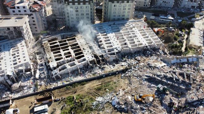 Kahramanmara merkezli 6 ubat?taki depremlerin vurduu Hatay?da, Antakya ilesi Ekinci Mahallesi?nde, ?Cennetten bir ke? sloganyla daireleri satlan, 12 katl Rnesans Rezidans da yerle bir oldu.  250 daireden oluan rezidansta 296 kii yaamn yitirdi.