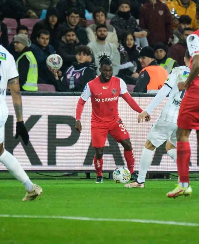 Hataysporlu futbolcu Christian Atsu, milli hentbolcu Cemal Ktahya ile olu nar Ktahya?nn da yaamn yitirdii rezidansn mteahhidi Mehmet Yaar Cokun, stanbul Havaliman?nda 10 ubat gn yakalanp, tutukland.