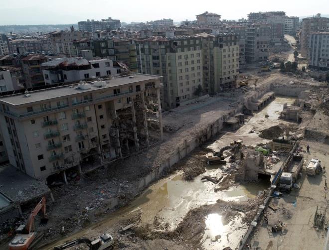 KT tarafndan hazrlanan raporda u tespitlere yer verildi:    ?12 ubat 2023?teki olay yeri inceleme ve grg tespit tutananda belirtildii zere beton malzemelerin yerinde dkm eklinde ve dk kalitede olduu, beton paralarnn elle ufaland, kolon ierisinde bulunan demir donatlarn arasnda kiri balant noktasnda malzemenin ayrma yapt kum ve akln donat ierisinde elle sklebilecei tespit edildi.    Perde ve kolon numunelerinde yaplan karot basn deneyinde beton deerinin olmas gereken kriterleri salamad, kolon boyutlar, kolon donat alan, perde boyutlar, perde donat alan yetersizlikleri ve yetersiz donat detaylandrmas hususlar tespit edildi.    Bodrum kat st binann kuzeydou cephesi d kenar kolon ve perdelerinde braklan pencere tr boluun ksa kolon etkisiyle binann bu noktadan krlp gebileceinin gzlemlendii, bodrum kat kolon-kiri birleimlerinde kolon etriyelerinin devam ettirilmedii, kolon etriyelerinin 135 derece yerine 90 derece yapldklar tespit edildi.?ddianamede Karadeniz Teknik niversitesi (KT) tarafndan hazrlanan bilirkii raporunda ise rezidanstaki kusurlara yer verildi.