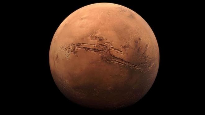 "OLASI STKAMET: MARS"    NASA'ya gre, insanolunun Mars' kefetmesinin birok stratejik, pratik ve bilimsel nedeni bulunuyor.    Mars, gne sisteminde en ulalabilir gezegen olarak biliniyor ve Mars' kefetmenin yaamn kkenine ve geliimine dair olas cevaplar da salayabilecei dnlyor.    Ayrca Mars, gelecekte bir gn insanolunun yaamn srdrmesinde olas bir istikamet olarak grlyor.    Stratejik anlamda da Mars' kefetmek ulus olarak siyasal ve ekonomik liderlii gsterirken, Dnya hakknda daha ok bilgi edinmeyi de salyor.    Gne sistemine dair birok temel soru Mars kefedilerek etkili bir ekilde cevaplandrlabilir.