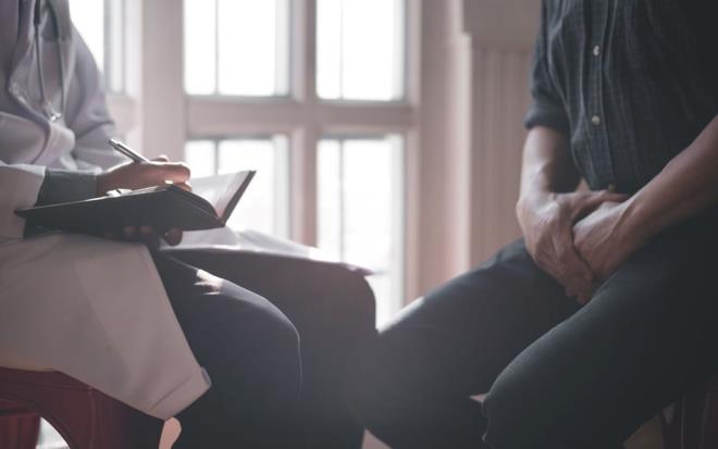 PROSTAT KANSER BELRTLER NELERDR?    Prostat kanserinin belirtileri, hastaln ilerlemesine bal olarak ortaya kabilir.  zellikle erken dnemlerinde hi belirti ve ikayet grlmeyebilir.    Prostat kanseri belirtileri yle sralanabilir:    - drar yapma gl  - drar aknda kuvvet azalmas  - Menide ya da idrarda kan grlmesi  - Boalma esnasnda ar  - Kask blgesinde rahatszlk hissi  - Kemik arlar  - Sertleme bozukluu.    Prostat kanserini haber veren bu belirtiler bazen iyi huylu prostat bymesinin bir gstergesi de olabilir.    Eer prostat kanseri vcudun baka blgelerine ve organlarna yayldysa, o alanla ilgili belirtiler de verebilir.