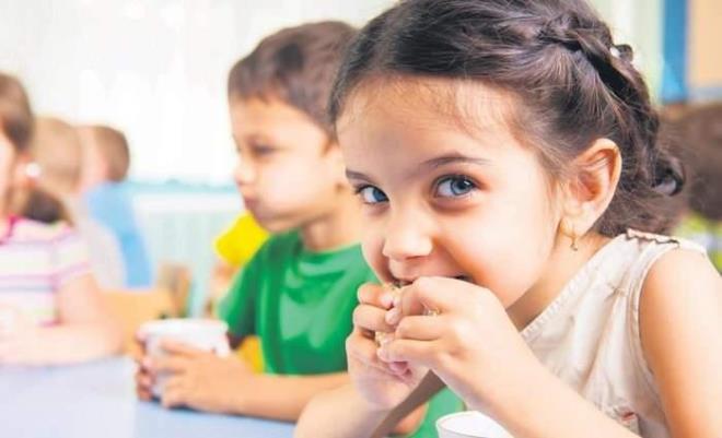 Yaamn her dneminde nemli olan salkl beslenme, ocukluk ve genlik dnemlerinde ayr bir nem tayor. zellikle, 6-12 ya grubunu kapsayan okul a ocuklarnn yeterli ve dengeli beslenmesi; byme ve gelimenin ideal olarak salanmasn, baklk fonksiyonlarn gelimesini, okul baarsnn artmasn salyor.