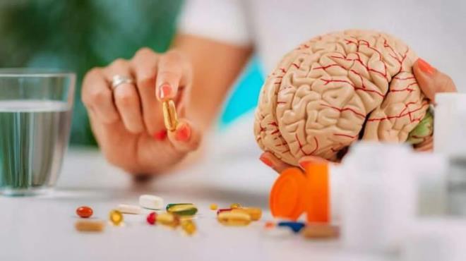 EYNN SALIKLI YALARLA BESLENMESN SALAYIN:    Yzde 60 gibi yksek bir oranda ya ieriine sahip beynin geliimi iin elzem olan omega 3 ya asitlerinden zengin kaynaklar ocuklarn beslenmesinde mutlaka yer almaldr. zellikle souk sularda yaayan uskumru, sardalye, ringa, somon gibi yal balklar ok zengin omega 3 kaynaklardr bunun yannda keten tohumu ve ceviz gibi bitkisel besinler de omega 3 ieriine sahip deerli besinler arasnda yer almaktadr. Bunun iin ocuunuza somon, uskumru ve ton bal gibi yal balklar hazrlayabilir; orba, yemek ve salatalarnza keten tohumunu ekleyebilir ve yine kahvalt ve ara nlerinde ceviz tercih edebilirsiniz.