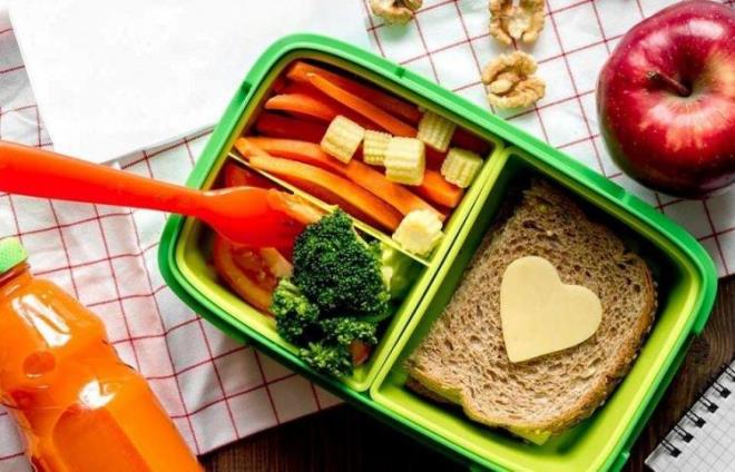 SALIKLI BESLENME ANTALARI OLUTURUN:    Okulda le yemei kyorsa menleri kontrol edin, akam yemeklerini hazrlarken menleri gz nnde bulundurun. Okulda yemek verilmiyorsa mutlaka evden bir ocuunuzun severek tkettii uygun porsiyonda salkl besinlerle beslenme antas hazrlayn. Beslenme antasna pratik ve yemesi zevkli besinlerin yan sra salkl, gvenilir, besleyici olan besinleri koymaya dikkat edin. Kolay bozulabilecek rnler beslenme antas iin uygun deildir. Beslenme antasnda ocuun kolaylkla tketebilecei besinler olmaldr: Sandviler, i sebze dilimleri (havu, salatalk, domates, yeilbiber, krmz tatl biber), tahll krakerler, peynir dilimleri, btn bir meyve, UHT st, yulafl ve kuru yemili kurabiyeler veya evde hazrlanm kekler gibi.