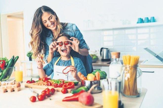 Yeni eitim dnemi iin ilk ders zili ald. ocuklarnn bu yeni eitim dnemine zinde balamalar ve salkl bir okul dnemi geirmelerini isteyen anne babalara ise olduka byk bir grev dyor.