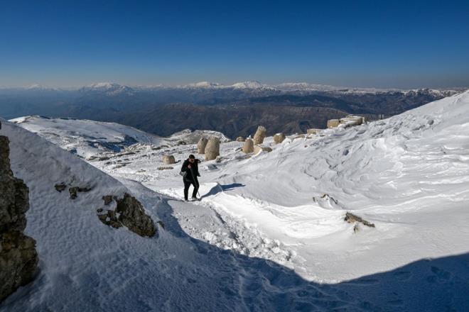 Gnein douunun ve batnn en gzel izlendii yer olarak bilinen Adyaman'n Kahta ilesindeki Nemrut Da'nn karla kaplanmas gzel grntler oluturdu.
