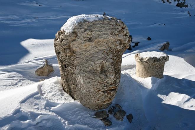 Aralaryla ren yerinin belirli bir noktasna ulaabilen, geriye kalan yaklak 1,5 kilometrelik mesafeyi ise karla kapl mesafeyi yryerek kan ziyaretiler, 2 bin yllk Kommagene Krall'ndan kalma dev heykelleri fotoraflyor.