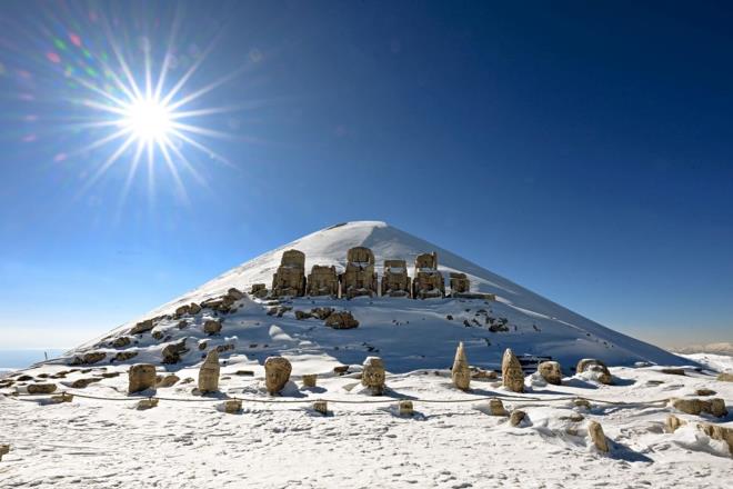 Havann scak olduu yaz aylarnda bile zorlu dik rampa ve merdivenleri karak ulalabilen dev heykellere kavumak, yarm metreyi bulan karl blgede daha zorlu bir yolculuu da kanlmaz klyor. Bu zorlu yolculuk, hzl hareket edildiinde bile ortalama bir saati buluyor.