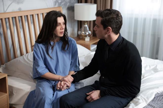 MER'DEN ENE DESTEK    Bebeinden vazgemek istemeyen Gamze, kendisini odaya kilitledi. Bunun zerine mer de yannda olmak istedi. Bebekleri iin dua etmesi artyla onu ieri olan Gamze ise Allah'a bebein sa salim domas iin yalvard.    Gzyalarna boulan mer ise ona sarld.