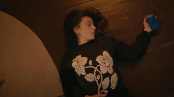 Yerde kvranrken antasna uzanan ve telefonunu karan Gamze, mer'i arad. Ancak mer, polisler "ev bo" deyince telefonu amad. Gamze de o an bayld.