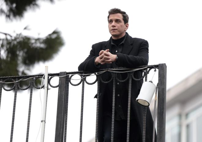 Ayn anlarda Reat'tan kzlar bulamadn renen mer de aabeyi Tahir ile bulumak zere szleti.    Aabeyine kimsenin ne hissettiini sormadn ifade eden mer, Gamze'nin bebei aldrdn anlatt. Kzlar soran mer, kran ile Vicdan'n ok zldn syleyince Tahir gitti.    Tahir'in kzlar tuttuu eve giden Aliye, artk onlarla kendisinin ilgileneceini ve ona itaat etmeleri gerektiini syledi.    Tahir, kzlarn yanna gidince Aliye'nin onlar eiteceini duyup teekkr etti. O srada mer de kzlar bulduunu babasna haber verdi. Kapda adamlarn olduunu syleyen mer, Reat'a polisle gelmesini tembihledi.