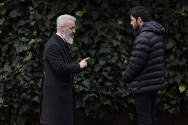 REAT, GAMZE LE KONUMAYA GELD    Olundan olanlar duyan Reat, konumak iin onlarn evine gelirken; Tahir de kzlarn eyalarn alp yanlarna dnd.    Ayn anlarda Tuna'ya gidip Gamze'yi sadece onun ikna edebileceini syleyen mer, ondan yardm istedi. Tuna da eve gelince annesini tehdit etti.    O srada Gamze'nin yaadklarn renen kran, mer'i arayp durumu sorunca Reat ve mer, Tahir'in kzlar kardn rendi.    Endielenen Reat, torunlarn kurtaracan sylerken; Gamze de mer'e bebei aldracan ifade etti.