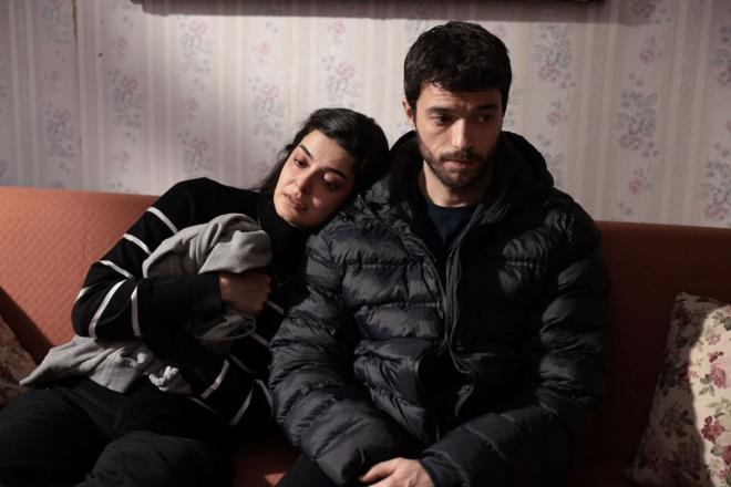 REAT'TAN HAKAN'A ZERRN SORUSU    Annesinin iek'in babasn istememesine zm bulamayan Reat, ev meselesi iin avukatla grmeye giderken Zerrin ile Hakan' yan yana grd.    Zerrin ieri girince damadyla konuan Reat, "Zerrin Hanm neden herkesten daha fazla sana snyor? Sizin aranzda..." deyince Hakan da "Vard baba, ok byk bir hata yaptm. Bir daha asla byle bir hata yapmam. Tek amacm Nisa'y geri kazanmak" dedi.    ok sinirlenen Reat, Zerrin'den de Nisa'dan da uzak durmas konusunda Hakan' uyarp "Sakn bir daha kzm hayal krklna uratma" dedi.