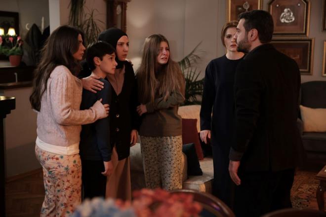 TAHR'N ADAMLARI KIZLARI BULDU    O srada kamay baaran kzlar da bir araba durdurmaya alrken Tahir'in adamlar onlar buldu.    zzet, derneinde kz ocuklarna eiten Aliye'ye; Tahir'in kzlaryla da ilgilenmesini emrederken; Gamze de i deitireceini syledi.