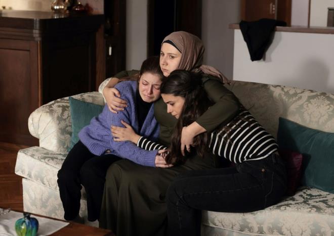 TAHR'N EVNE POLS BASKINI    Nuran, ei Sadk'a gidip Gamze istedii iin yalan sylediini ifade ederken; Reat ve mer de polislerle Tahir'in kzlar tuttuu eve geldi.    fkeden deliren Tahir, "Vay be babamla kardeim polsilerle eve geldi. Bunu da yaptnz demek bana?" dedi.    Nilfer ile Eda ise polisler gelmeden Aliye ile gitti.