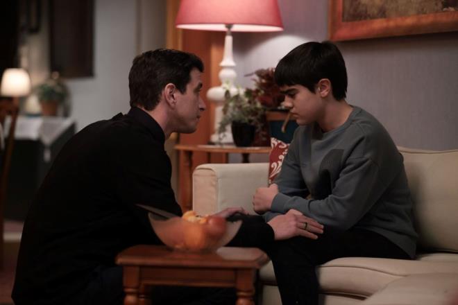 TUNA OLANLARI REND    Nuran ile Fatma Hanm' konuurken duyan ve annesinin salyla ilgili skntlar renen Tuna, Gamze'nin yanna gidip "O bebek iin beni annesiz brakmaya hazrsn demek ki. Babam da yok bir de sensiz kalacam imdi. Sizin ocuunuz benden daha deerli. Sen delirmisin, beni ne kadar zdn grmyorsun bile. Sen nce bana annelik etmeyi becer, sonra ikinci ocuu yap" deyip gitti.    Tuna zld iin kzan Gamze'nin tansiyonu ykselirken; Fatma Hanm, mer'i kenara ekip "Bunu gerekirse zorla yapalm" dedi.