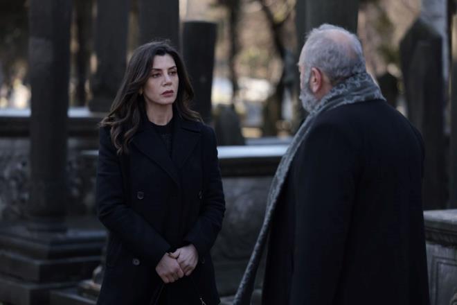 GAMZE, ZZET LE TANITI    Gamze de yeni iinin patronu sand Hseyin yani zzet ile bulutu. "Tebrik ederim" diyen zzet; ii deil, bebei kast ettiini ifade etti.     grmesinden dnen Gamze, Tuna'nn ule ile gelmesine sinirlenirken o gittikten sonra mer'le i yznden kavga etti. Gamze'ye ule'yi bahane ettiini syleyen mer, "Bugn bizim canmzdan can gitti. Sen yasn bile tutturmadn" deyip gitti.    mer gidince fenalaan Gamze, Tuna'ya sesini duyuramad ve yere yld.