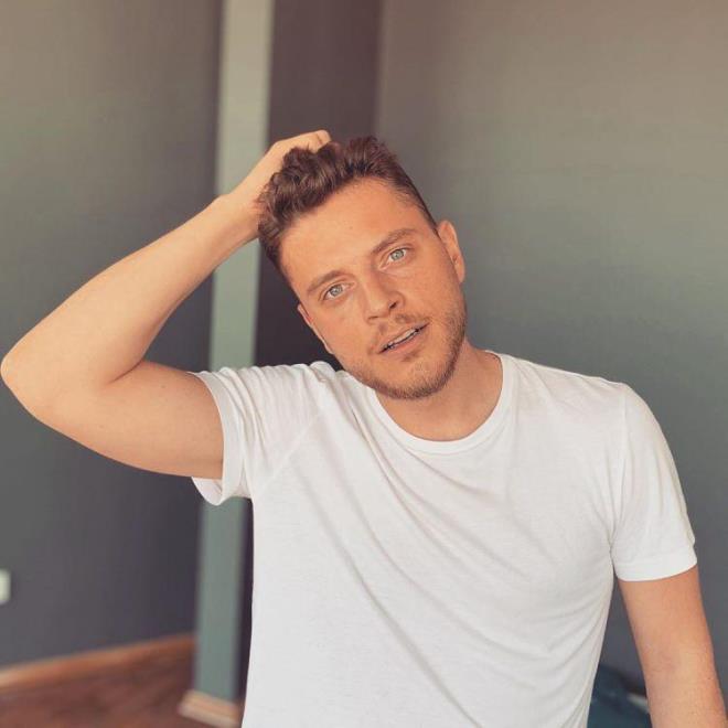 AL BURAK CEYLAN KMDR?    1991 ylnda stanbul'da dnyaya gelen Ali Burak Ceylan, Kocaeli niversitesi Atlk ve Antrenrl Blm'nden mezun olduktan sonra, Osman Yamurdereli Sanat Akademisi'nde oyunculuk eitimi almaya balad.