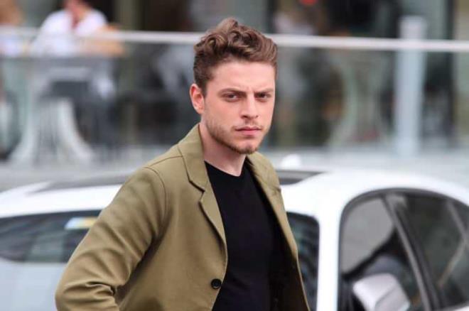 6 ubat depremleri srasnda evlerini kaybeden retmen Muhammed Irmak ve akrabalar iin arkadalaryla bir araya gelerek seferber olan nl oyuncu Ali Burak Ceylan, retmenin akrabalar ile birlikte yaayabilmesi iin bir kk temin etti. Hzla yaylan haberler zerine sosyal medyada gndem olan Ali Burak Ceylan, ksa sre ierisinde merak konusu oldu. Peki, Ali Burak Ceylan kimdir? Ali Burak Ceylan ka yanda, nereli? te, detaylar...