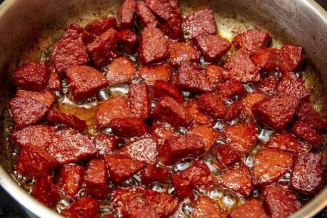 Reynolds'a gre kapsaml almalar sonucunda, salam, sosis veya sucuk gibi ilenmi etlerin, kanser ve kalp hastal gibi daha yksek ciddi hastalk riskiyle balantl olduu ispatland. Bu nedenle beslenme sisteminde de olduka az tketmek byk nem tayor