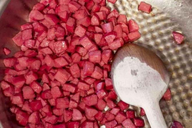 Eer bu besinleri ok seviyorsanz, ylda birka kez "zel gnlerde" olmak zere tketmenin en gvenli yntem olduunu belirtiyor. Daha az yemeye almanz durumunda byk oranda kalbinizi de korumaya baarabilirsiniz