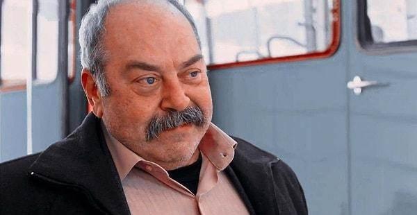 Gnl Da, Hanmn iftlii, Ak ve Mavi, Dila Hanm gibi dizilerde rol alan Ali Denkalkar'n Seksenler'in usta ismiyle karde olduu ortaya kt.