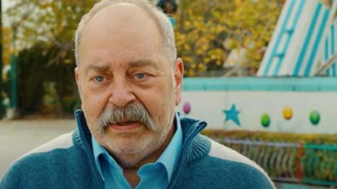 TRT ekranlarnda yaynlanan ve reyting rekorlar kran Gnl Da dizisinde Muammer'i canlandran Ali Denkalkar imdilerde Gke Bahadr, Gamze Karaduman, Bar Falay gibi isimlerin yer ald mer dizisinde Reat'n kardei zzet roln stlendi. Ali Denkalkar, hakkndaki bir gerekle akna evirdi.