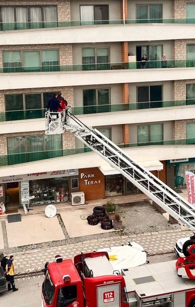 Gencin, kz arkada ile tartt ve bu yzden atya kt renildi.