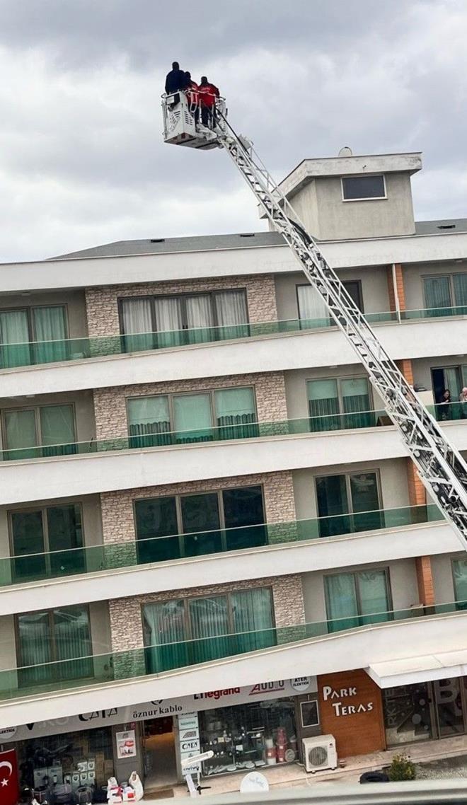 Polisin abalar sonucu ikna edilen H.K. (25), itfaiye merdiveni ile aaya indirildi.