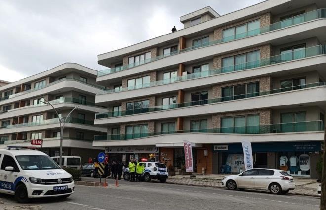 Edremit ilesi Cennetaya Mahallesi stasyon Caddesi'nde iddiaya gre bir kiiyi atda grenler, durumu 112 Acil Servis?e bildirdi.