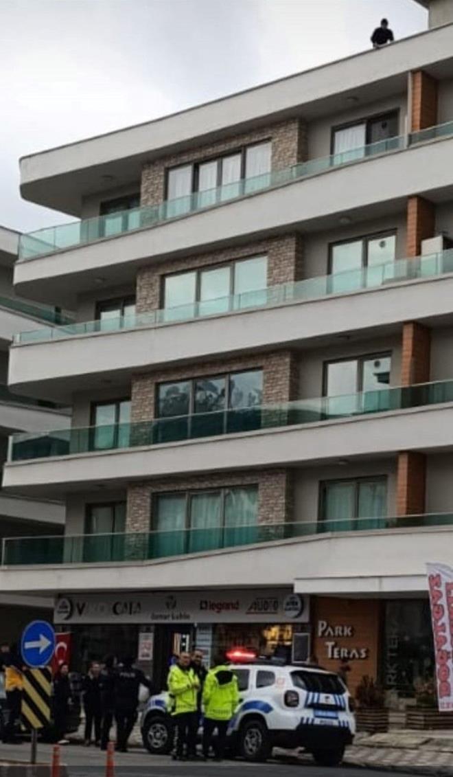 Olay yerine ksa srede ok sayda polis, salk ve itfaiye ekibi sevk edildi.