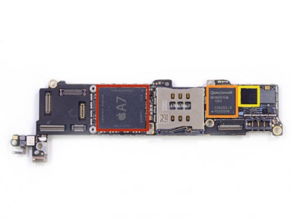 <b>K�rm�z�:</b> Apple A7 APL0698 i�lemci. A7'nin �zerinde "F8164A1PD" seri numaras� bulunuyor. The Verge sitesinin verdi�i bilgiye g�re, bu numara DRAM �reticisi Elpida ile ba�lant�l�.   <p><b>Turuncu:</b> Qualcomm MDM9615M LTE Modem</p>  <b> Sar�:</b> Qualcomm WTR1605LLTE/HSPA+/CDMA2K/TDSCDMA/EDGE/GPS al�c�-vericisi.