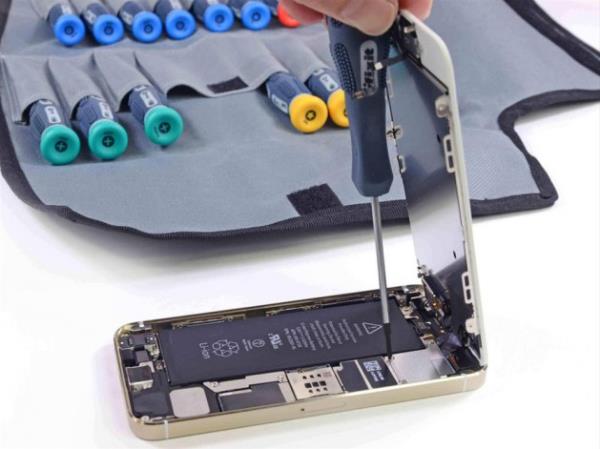 iFixit, Apple cihazlar�n� s�kmek i�in kulland��� alet �antas�n� ortaya ��kar�yor ve metal ba�lant� yerlerini ay�rma i�lemi ba�l�yor.