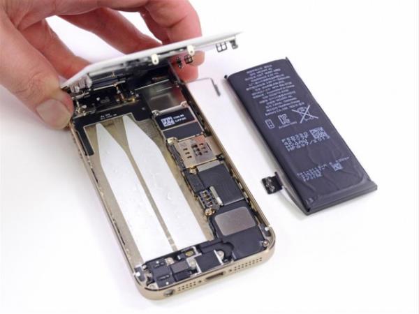 iFixit, bataryan�n �ok s�k� monte edildi�ini belirtiyor. Hatta, 5S'teki 'S' i�in 'stuck', yani 'tak�lm��' ifadesini kullan�yor.