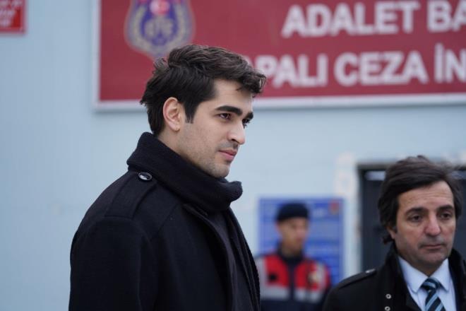 FERT KORHAN'DAN SERTER LE PELN'E BASKIN    Babasnn kacan duyup rahat bir nefes alan Ferit, Pelin'in Serter ile bulutuunu renince soluu yanlarnda ald.    Hem Pelin'e hem Serter'e kzan Ferit, fkeden lgna dnerken Serter de ehmuz'a gitmek zere harekete geti.