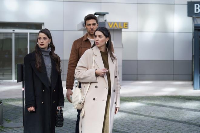 PIRIL'DAN PELN'E UYARI    Pelin ile yalya giden Prl, Serter ile ipleri bu kadar germemesi konusunda onu uyard. Prl, "Eer bebein babas Serter karsa yannda ondan baka kimse kalmayacak" dedi.    O srada Suna da falcnn szlerinin etkisiyle Ferit'in odasna gidip onunla evli olduuna dair hayaller kurdu. Sonra piman olan Suna, terasa kp gzyalarna bouldu.