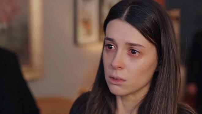 PELN DOUMA GTT    Ferit, Sacide, fakat ve Glgn'n kendisine sylediklerini dnen Pelin'in suyu geldi.    O srada Seyran'n yanna giden Ferit ise Latif'in telefonuyla doumun baladn rendi.    Akn'n yardmyla Seyran ile birlikte hastaneye giden Ferit, doktorun durumun iyi olmadn "Anne ya da bebekten birini semek zorunda kalabiliriz" demesiyle ykld.