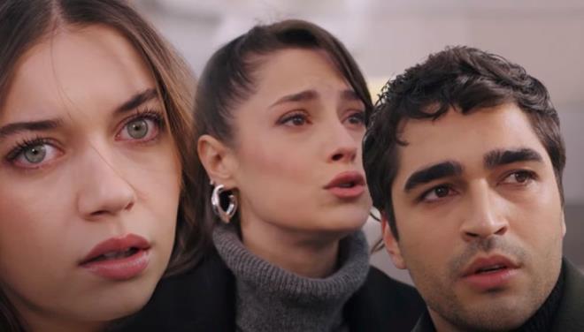 SERTER GER DND    Yal apkn son blmde; Pelin'i karan Serter'in peine den Ferit, Prl' "Bunlar gryor muydu?" diye sktrrken arabann nn kesti.