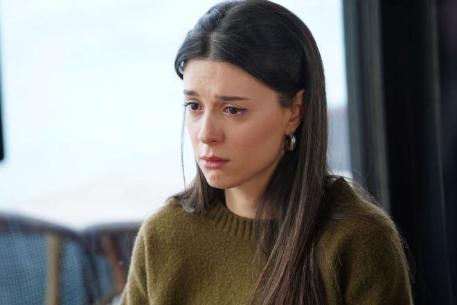 PELN KEYE SIKITI    O srada Pelin ve Prl da Seyran'a yanlarnda kalmalar iin yalvard. Sinirle gelen Ferit'i sakinletiren Seyran, "Hastaneden sonra peine takldm. Babamn ikayetini geri ekeceini syleyecektim" dedi.    Pelin'le konuan ve Serter'in phesinde hakl olup olmadn soran Ferit, ondan bir cevap alamaynca Seyran' brakacan syledi.