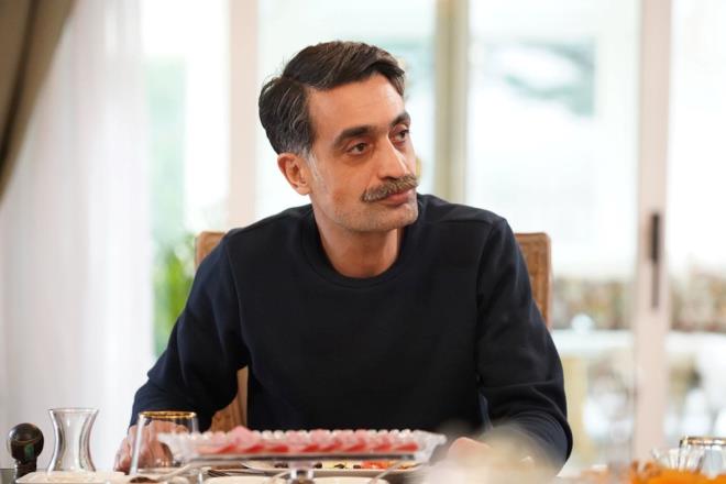 KAZIM ARTLARINI SUNDU    Ferit'ten ayrlp babasnn yeni tuttuu eve giden Seyran ise annesinin isteiyle orada kalmay kabul etti.    Babasnn ikayetini almadn renen Seyran, onun kke Aa'nn yeeniyle buluarak Ferit'ten uzak duracan kantlamasn istedi. Ne yapacan bilemeyen Seyran ise Ferit'in telefonuyla Kazm'n tm artlarn dnmeye balad.