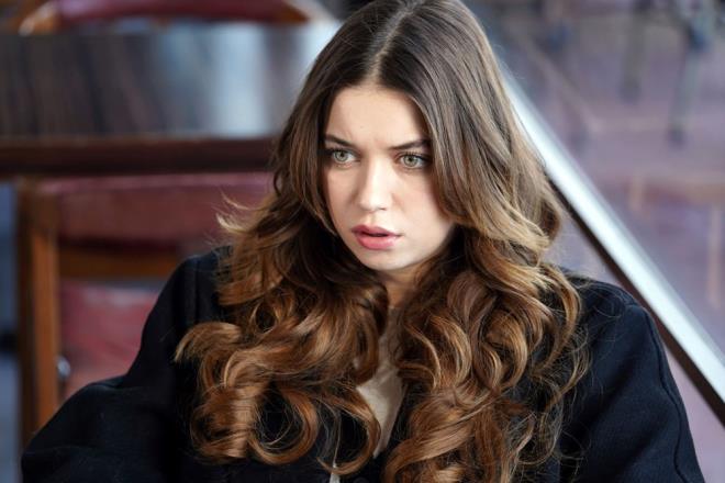 "SEN YANIMDA OLMADIKTAN SONRA BU GZLER KAPANMAYACAK"    Arabada Seyran'a "Biz bu yzden ayrldk" diyen Ferit, onun "Sana olan gvenim krld. O kz ortaya ktnda da beni sevmediini dndm. Sana olan inancm kaybettim ve gittim" dedi.    Ferit de hayat boyunca kimsenin yokluunda bu kadar aresiz hissetmediini ifade etti. Seyran arabadan inmek isteyince onun karsna dikilen Ferit, gzlerindeki korkudan bahsedip "Biz ne yaarsak yaayalm, sen yanmda olmadktan sonra bu gzler kapanmayacak" dedi.