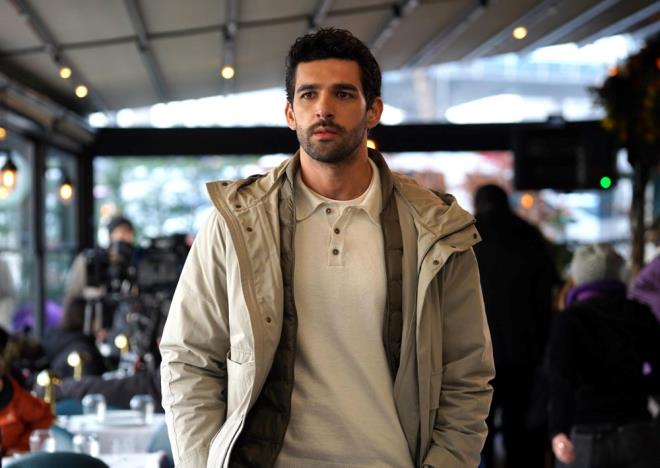 SEYRAN, AKIN LE BULUTU    kke Aa'nn yeeni Akn ile bulumak iin bekleyen Seyran, tuvalet k Akn'la arpt. Birbirlerini hatrlayan ikiliden Seyran, Akn'dan yardm istedi. Akn da arka kapdan onun kamasna yardm etti.