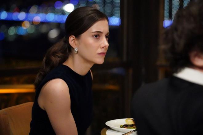 SUNA NE STEDN BLMYOR    O srada Kaya'nn Londra'ya dnp orada yaama teklifini duyan Suna ise byle konumadklarn syleyip "Artk ne istediimi bilmiyorum" dedi.    Ferit'in kendisini aramamasyla lgna dnen Nevra ise "Madem onun en zayf noktas ailesi. Ailesinden kartacam bana yaptklarn" diyerek intikam yemini etti.    Ayn anlarda Suna'nn yanna giden Ferit ise Abidin'in de Kaya'nn da ona layk olmadn daha iyi birini hak ettiini syledi.